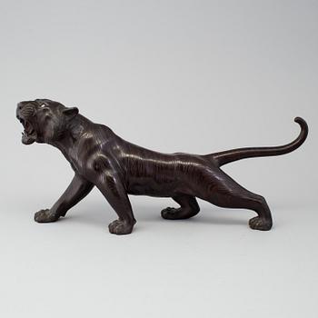 A Japanse bronze tiger, 20th Century. With makers mark.