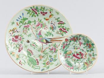 TALLRIKAR, porslin, 2 st, Kina, Qianlong (1736-1796) resp 2 st Kina, Kanton, 1800/1900-tal.