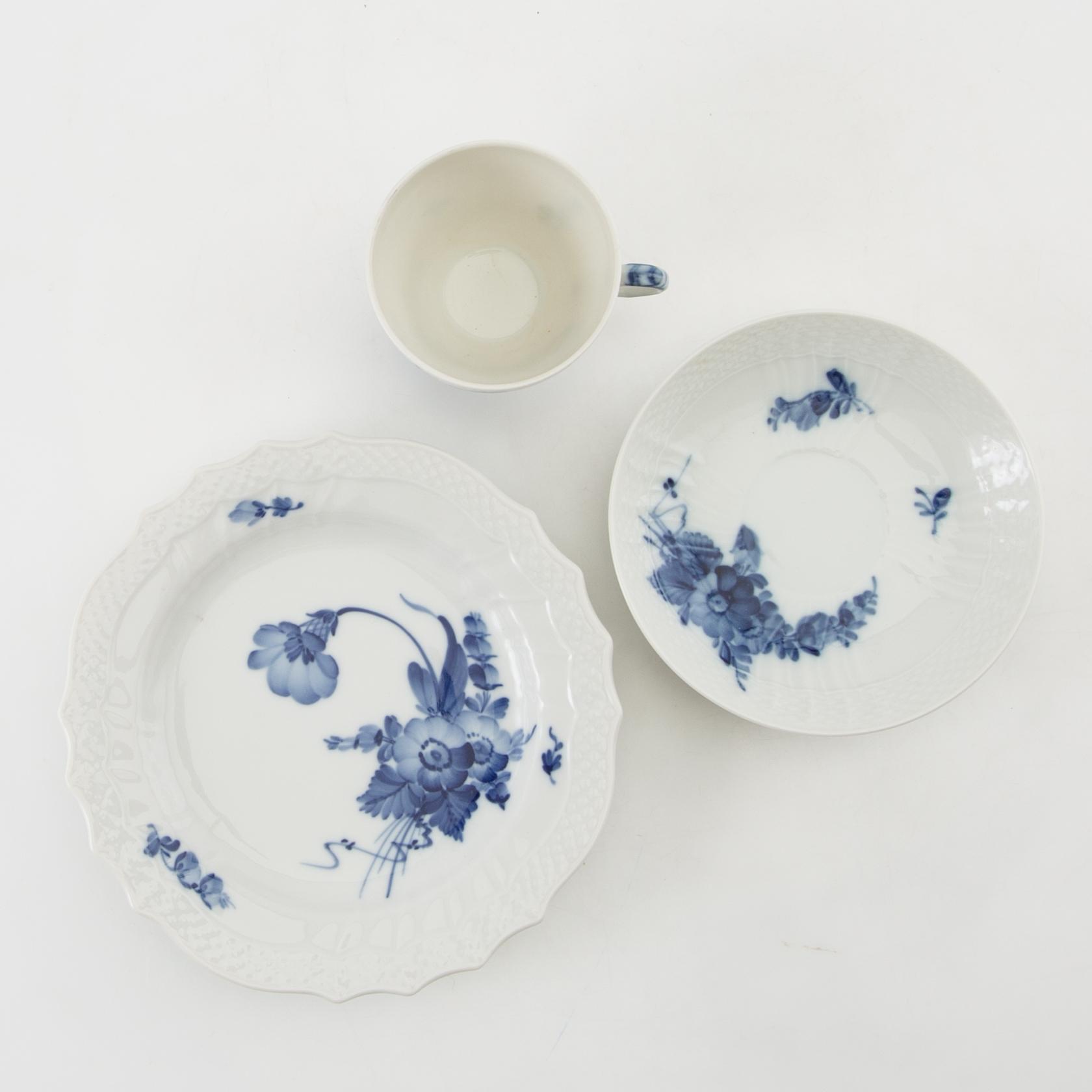 Service approximately 140 pieces "Blue Flower" Royal Copenhagen Denmark 20th century porcelain.