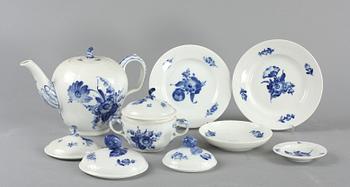 SERVISDELAR, 22 st, porslin, "Blå blomst", Royal Copenhagen.