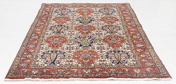 An oriental carpet, approx. 265 x 157 cm.