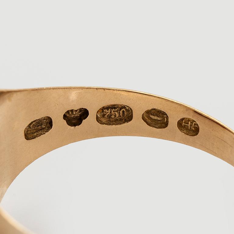 Vapenring, släkten Nybom, karneol, 18K guld. Helsingfors 1913.