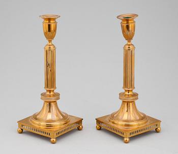 LJUSSTAKAR, ett par, mässing, Skultuna, 1900-talets början.