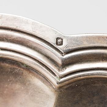 Two silver serving dishes, one marked GAB, Stockholm, Sweden 1944. Total weight 1620 g.