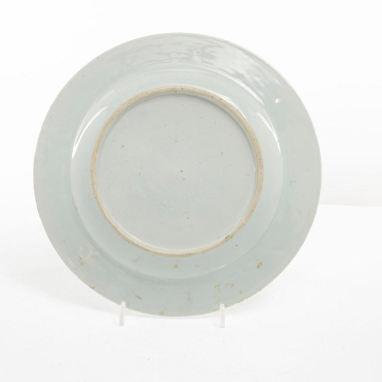 Tallrikar, tre stycken, porslin. Qingdynastin, 1700-tal.