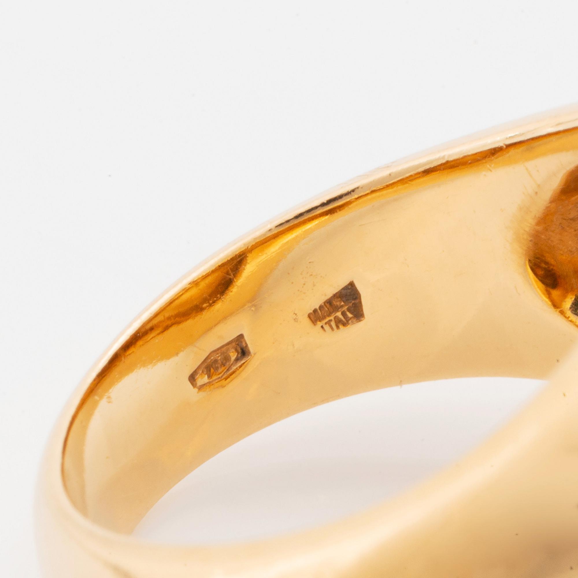 A Bulgari ring in 18K gold set with onyx.