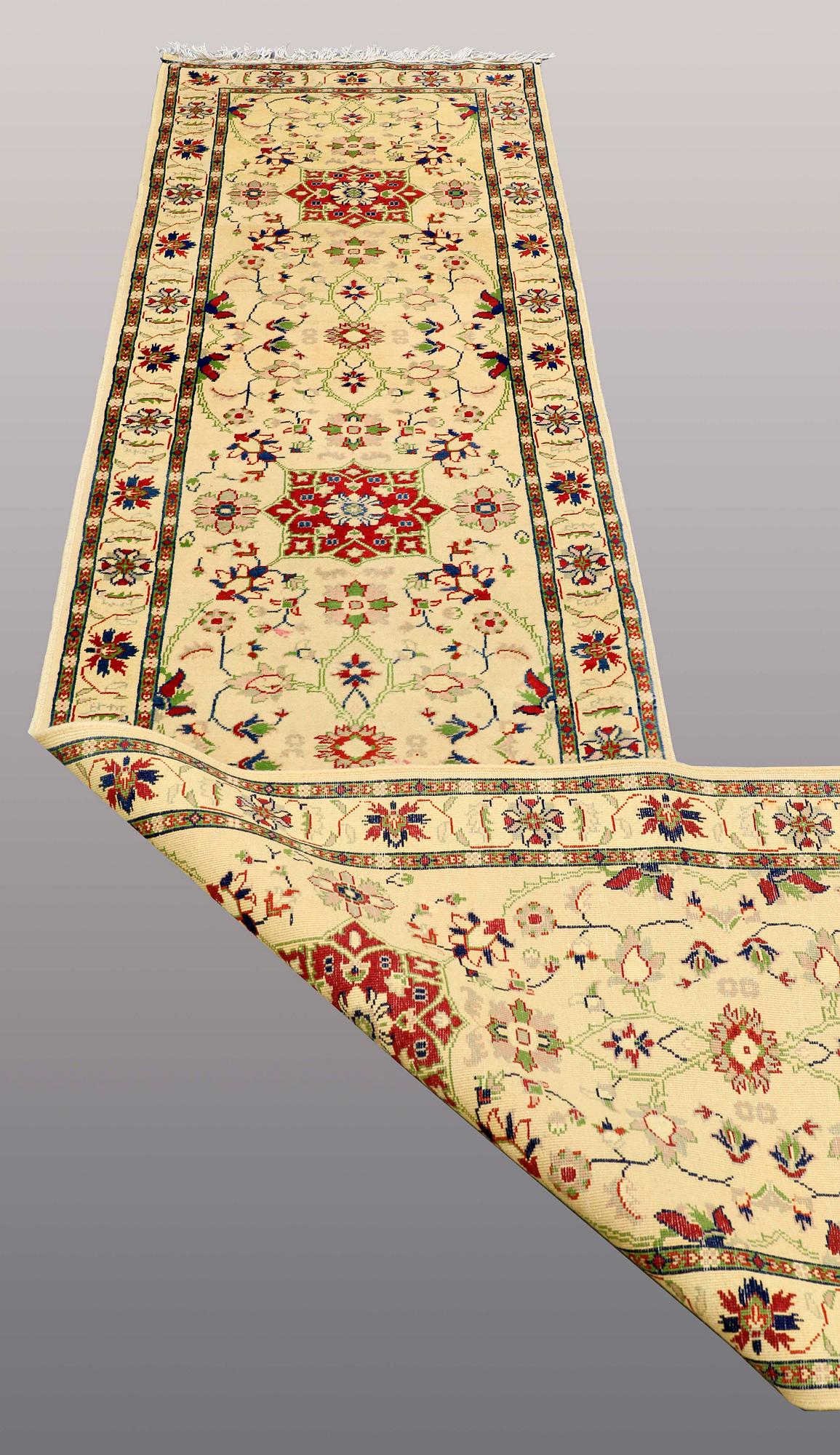 A RUNNER, Ziegler design, ca 396 x 80 cm.