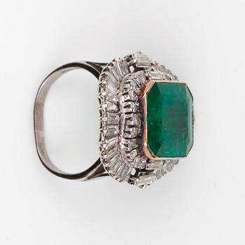RING med smaragdslipad smaragd samt baguetteslipade diamanter.