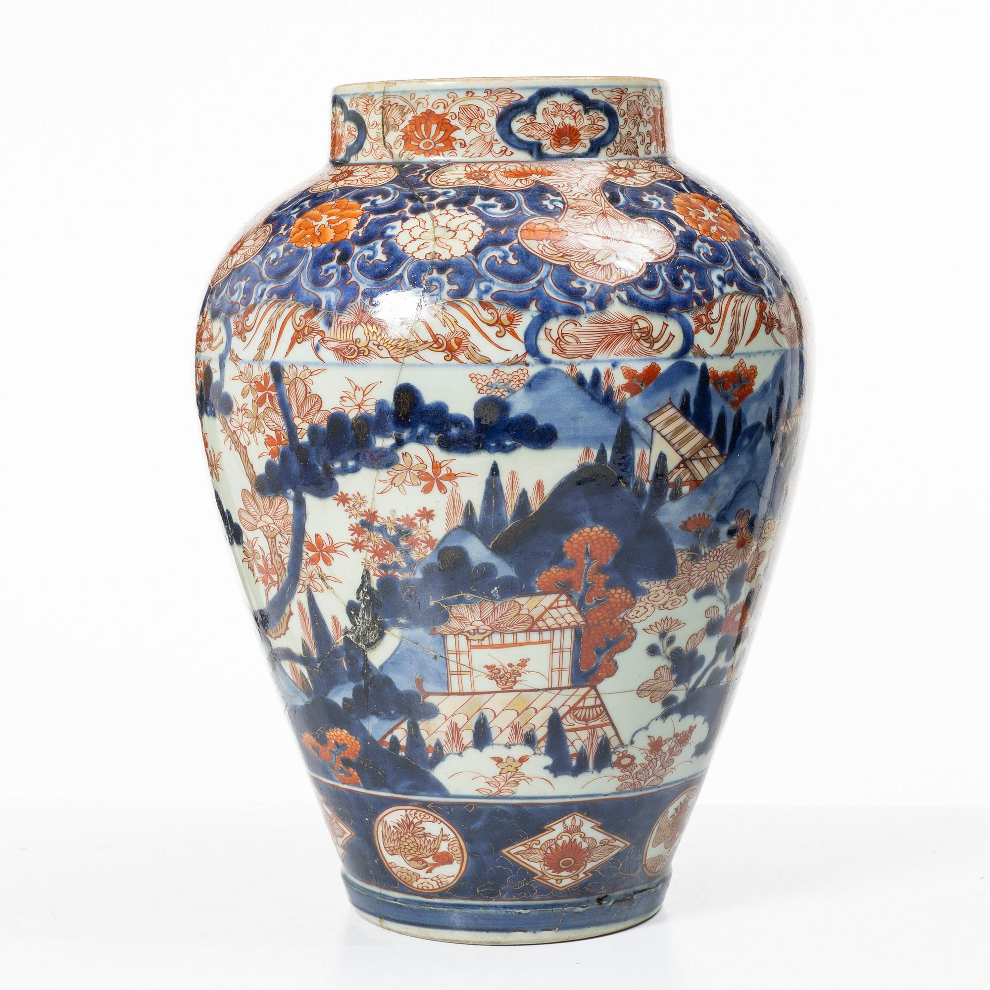 An Imari porcelain urn, Japan, 19th century.