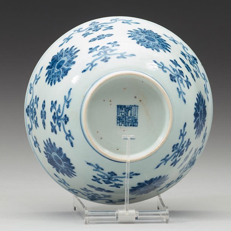 A blue and white lotus bowl, Qing dynasty with Qianlong seal mark (1644-1912).