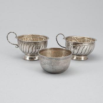 TUMLARE samt ett par PUNSCHKOPPAR, silver, bland annat troligen Håkan Holmquist, Borås, verksam 1800-1818. Vikt ca 86g.