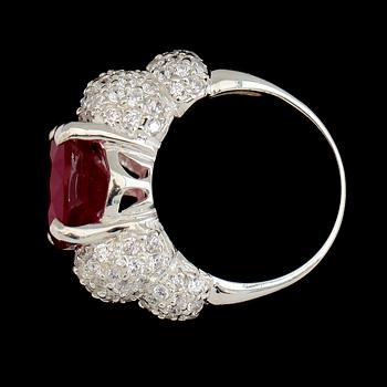 RING, vitguldspläterat sterlingsilver, rubin ca 10.00 ct, vita safirer tot ca 2.10 ct.