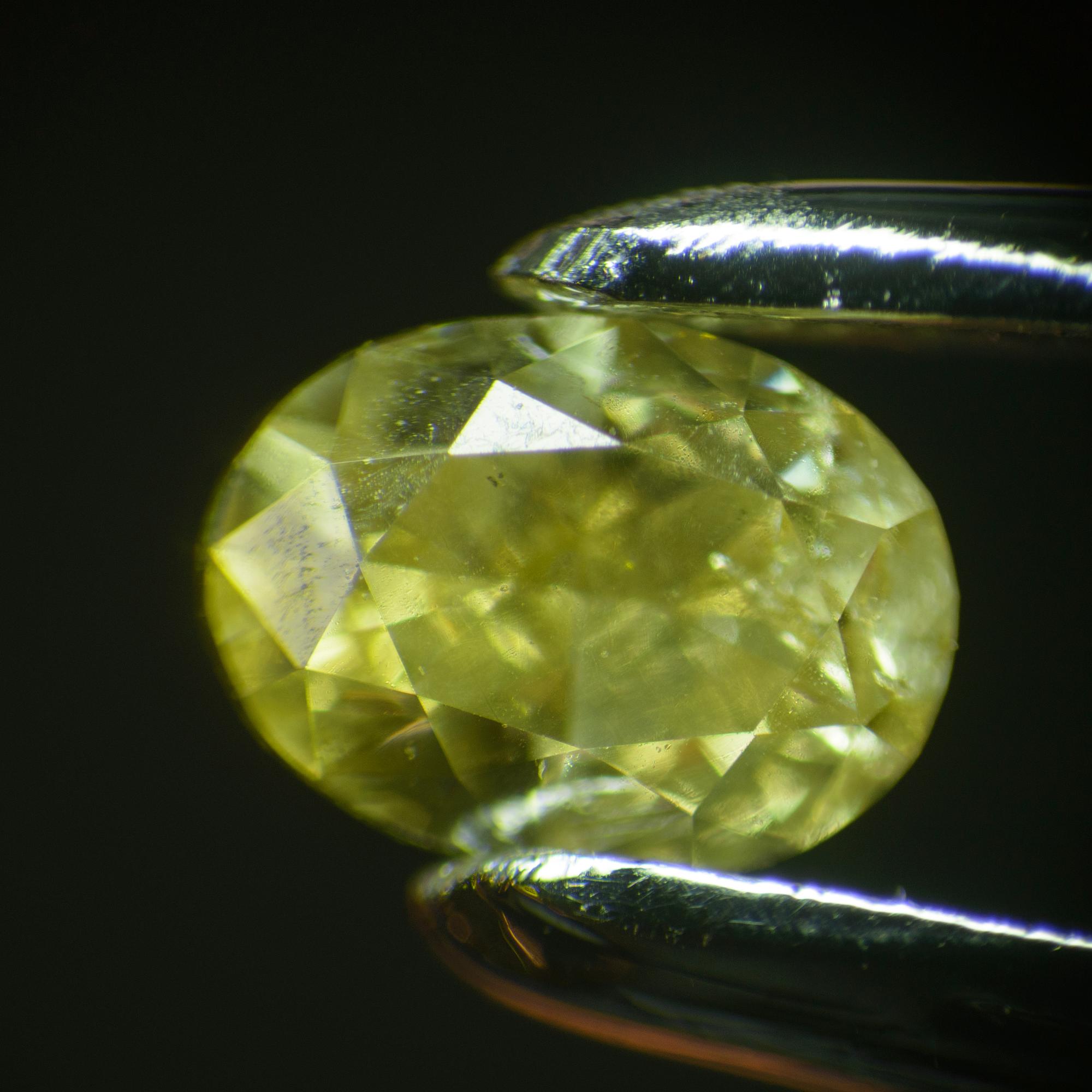 2 OVALA BRILJANTSLIPADE DIAMANTER, 0.10 ct och 0.12 ct.