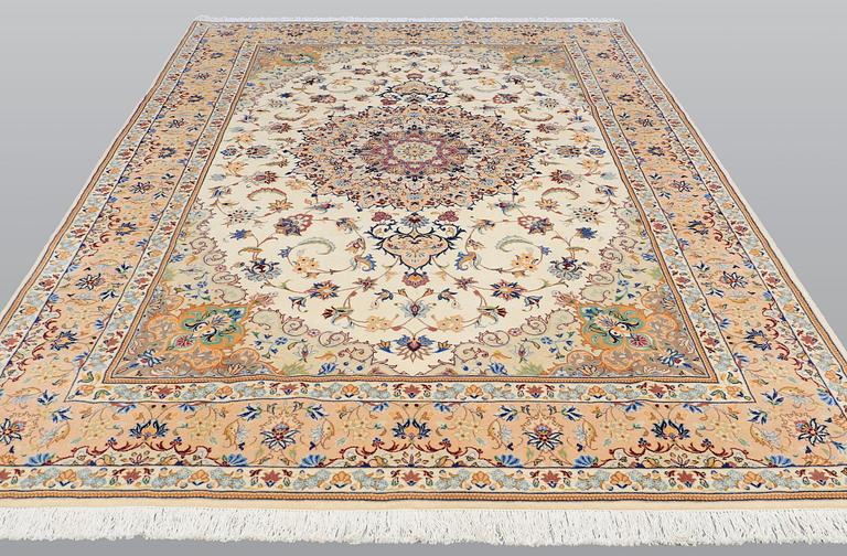 A carpet, Tabriz, ca 385 x 247 cm.