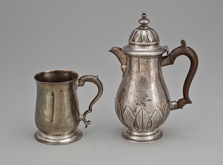 MUGG samt CHOKLADKANNA, silver, bland annat möjl. William Shaw & William Priest London 1757-58 , London. Vikt tot 652g.