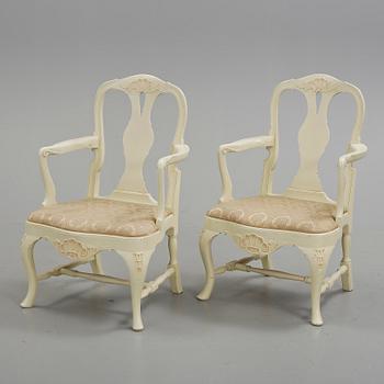 KARMSTOLAR, ett par, rokokostil, 1900-talets första hälft.