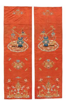 855. Two Chinese embroidered silk panels, Qing dynasty, 19th Century.