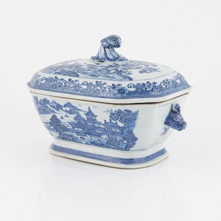 A porcelain tureen with lid, China, Qing Dynasty, Qianlong (1736-95).