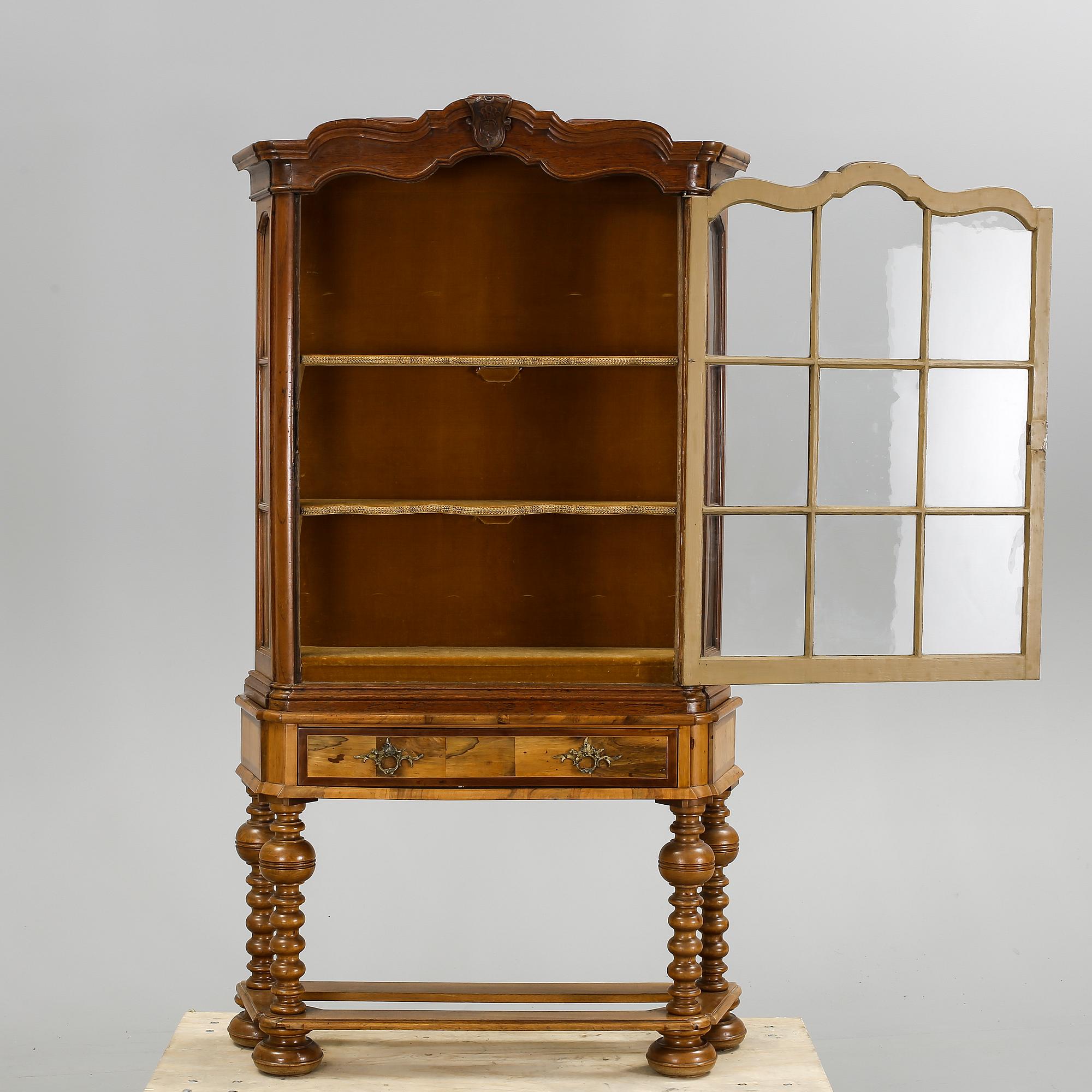 VITRINSKÅP, rokoko, 1700-tal.