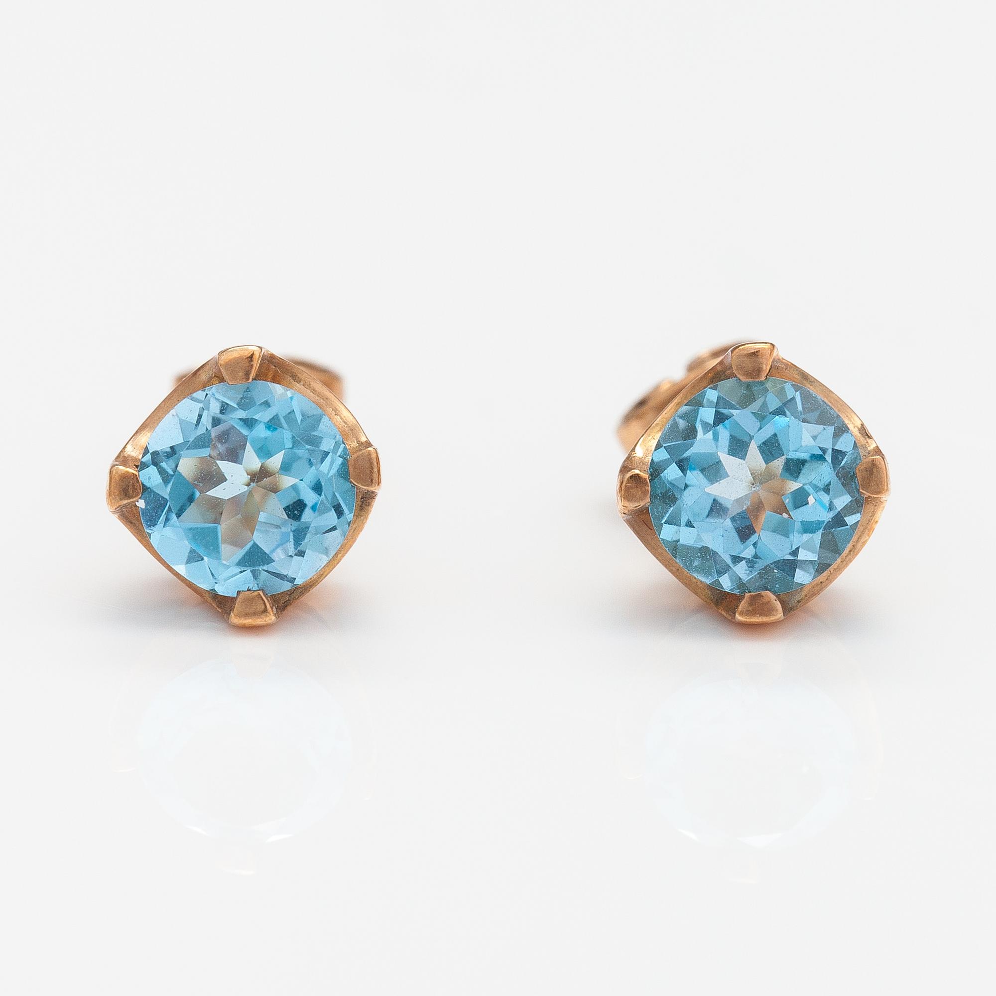 A pair of 14K gold earrings with topazes ca. 2.60 ct in total.