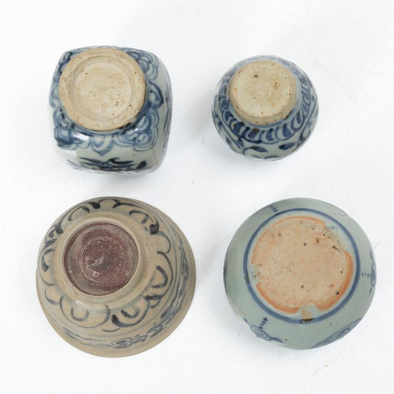 Vaser, tre stycken, askar med lock, fyra stycken samt skål, porslin, Kina, delvis Mingdynastin.