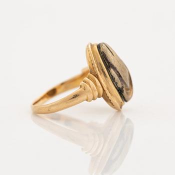 18K gold ring.