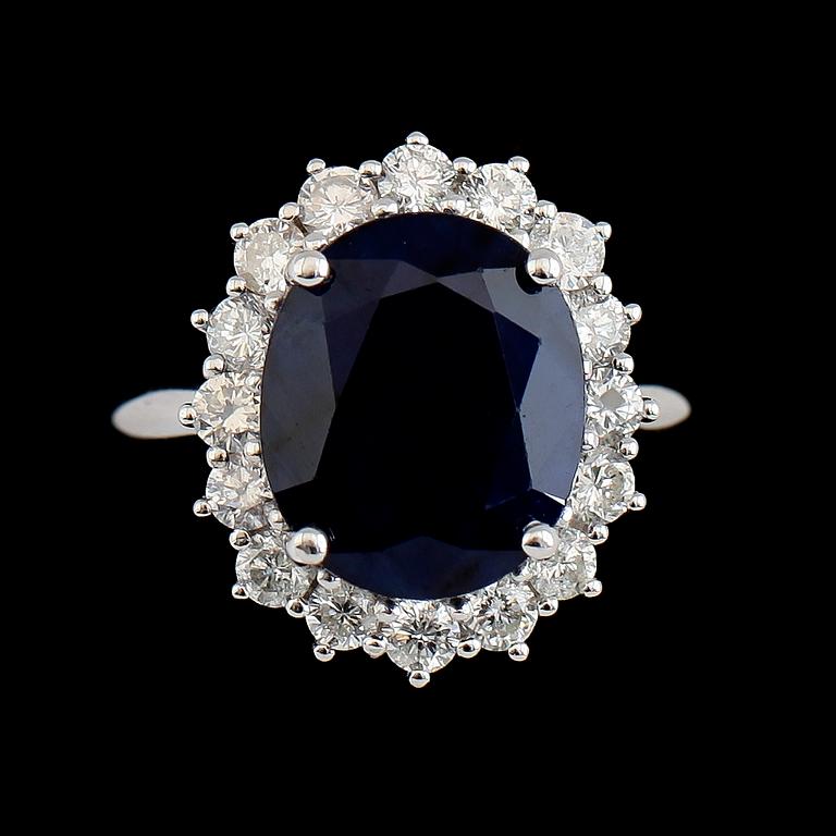 RING, 10K guld, safir ca 6.00 ct, 16 briljantslipade diamanter tot ca 1.07 ct.