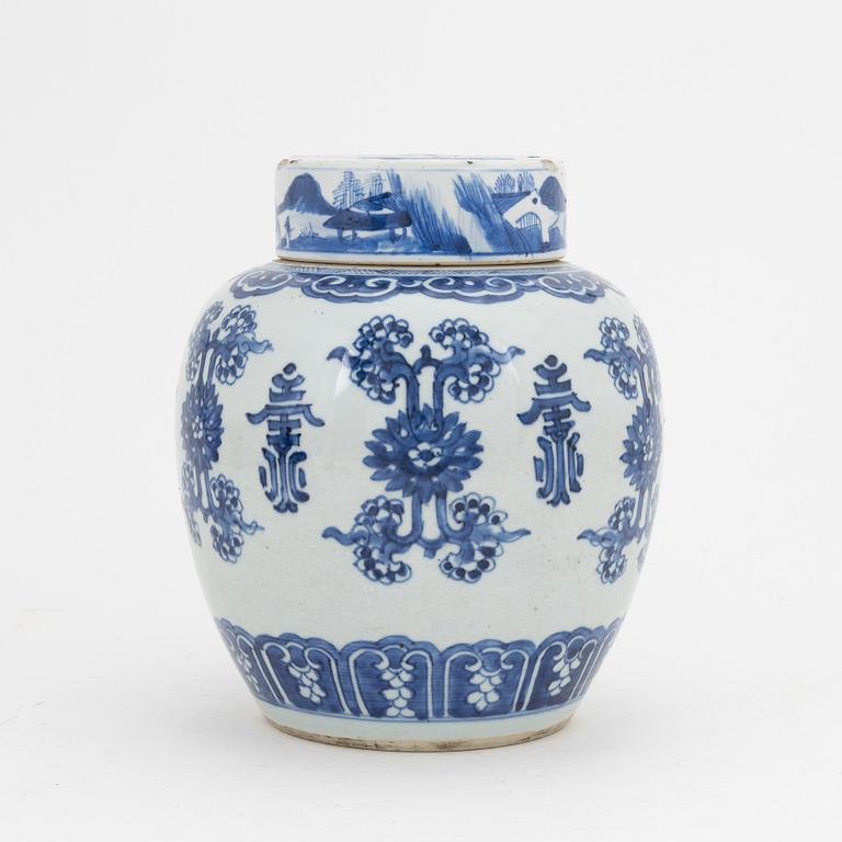 A Chinese blue and white jar, Qing dynasty, 18th Century.