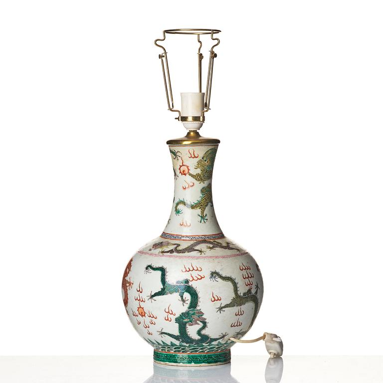 Vas, porslin. Qingdynastin med Guangxus märke och period (1874-1908).