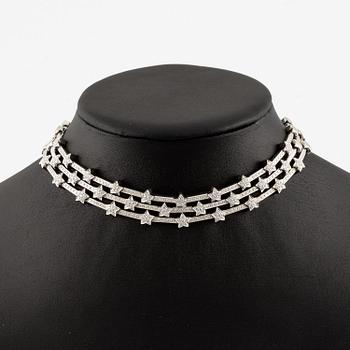 An 18K white gold necklace with round brilliant-cut diamonds.