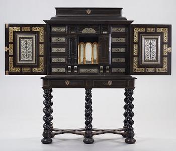 KABINETTSKÅP. Barockstil, omkring år 1900.