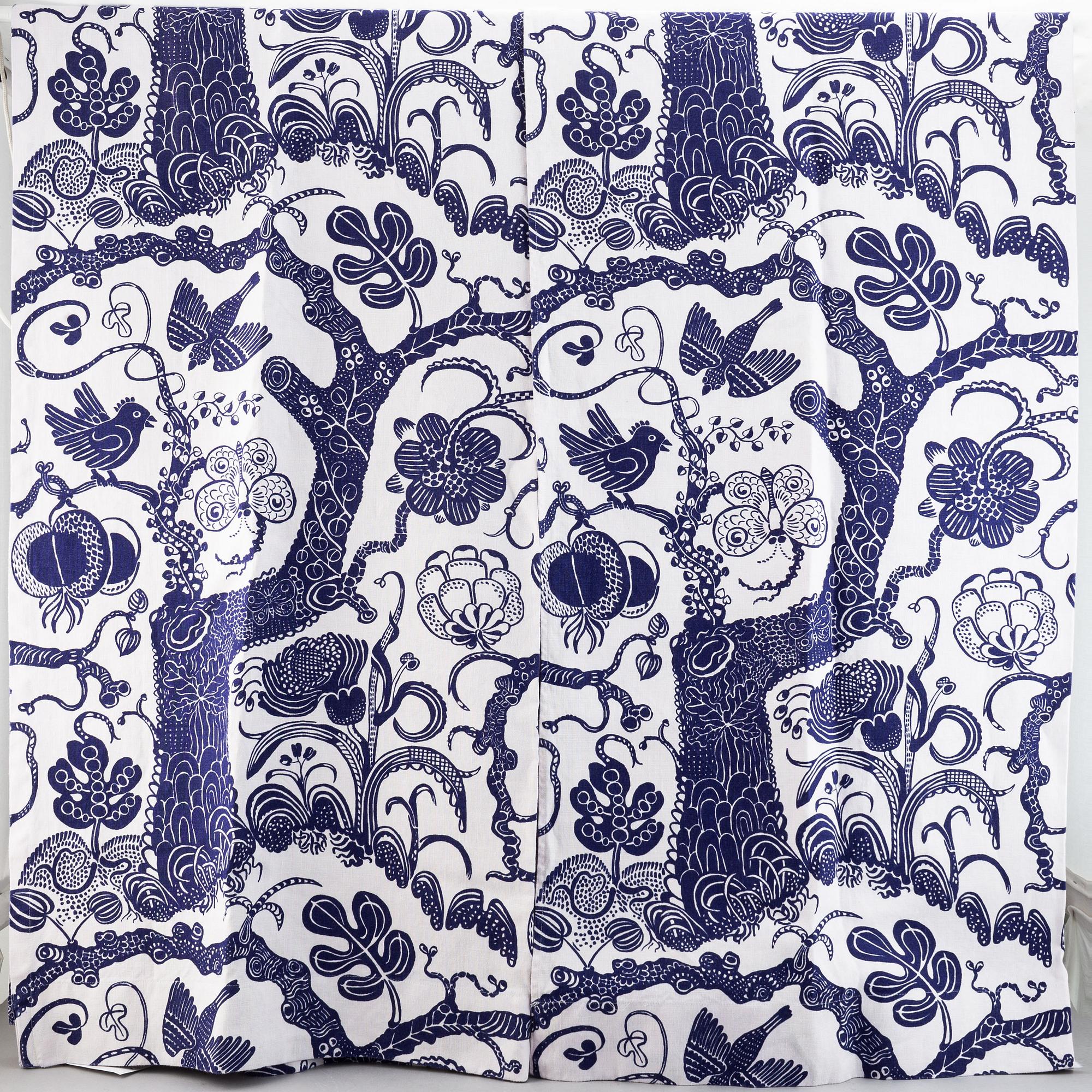A pair of linnen curtain lengths, "Djungel" design Josef Frank for Svenskt Tenn. 230 x 120 cm.