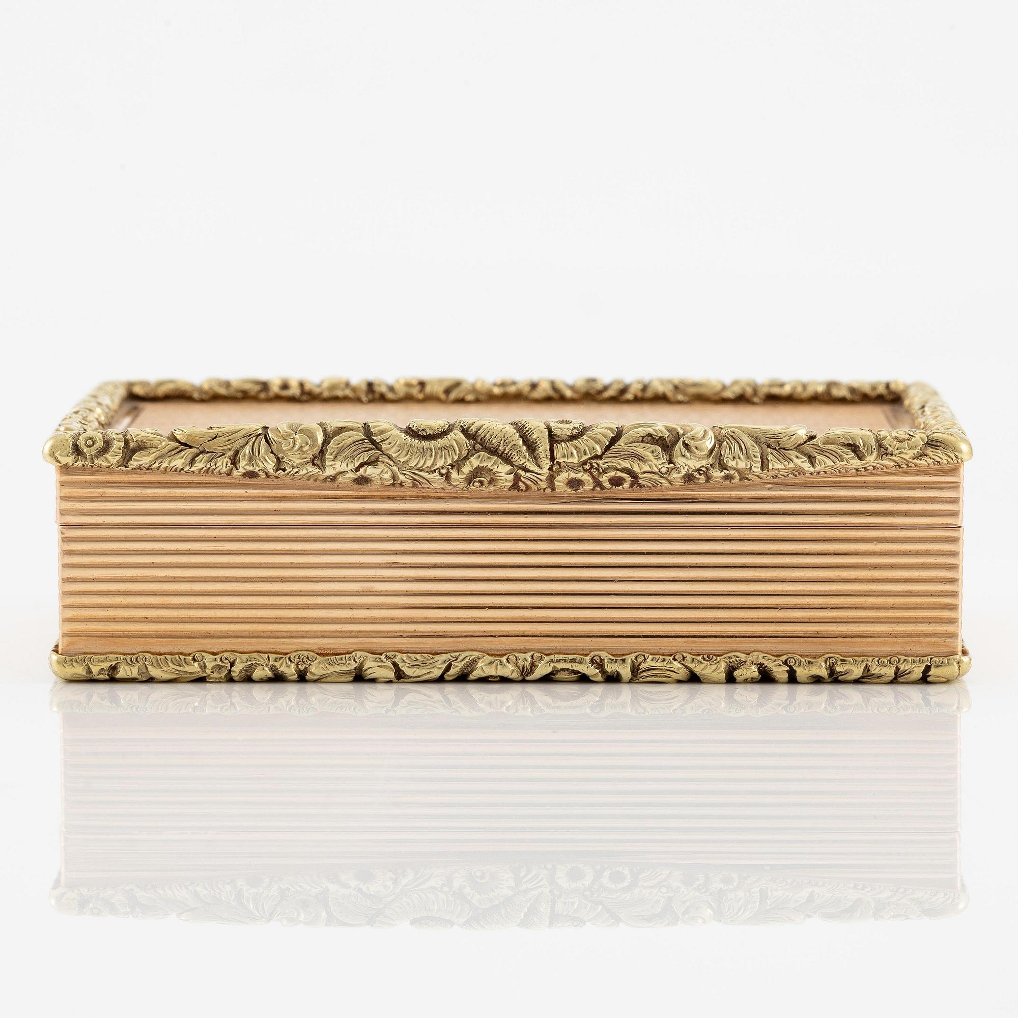 An european 14 carat gold box 'deux couleur', unmarked, probably Central Europe 19th century.