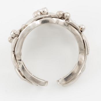 Ole Lynggaard, ring, "Spring", 18K white gold with round brilliant-cut diamonds.