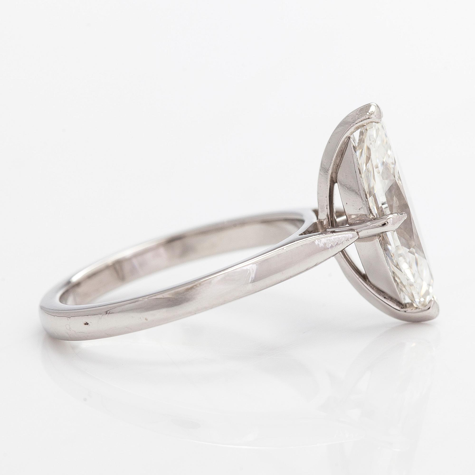 Ring, platina med markisslipad diamant ca 1.84 ct.