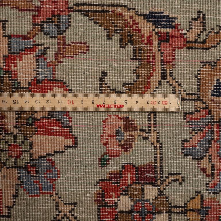 A CARPET, Old Tabriz, ca 328,5 x 239 cm.