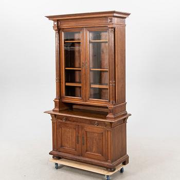 An oak bookcase around 1900.
