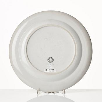 An armorial dinner plate, Qing dynasty, Jiaqing (1796-1820).