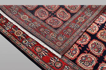 Matta, Sarouk, ca 267 x 173 cm.