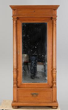 LINNESKÅP, nyrenässans, sent 1800-tal.