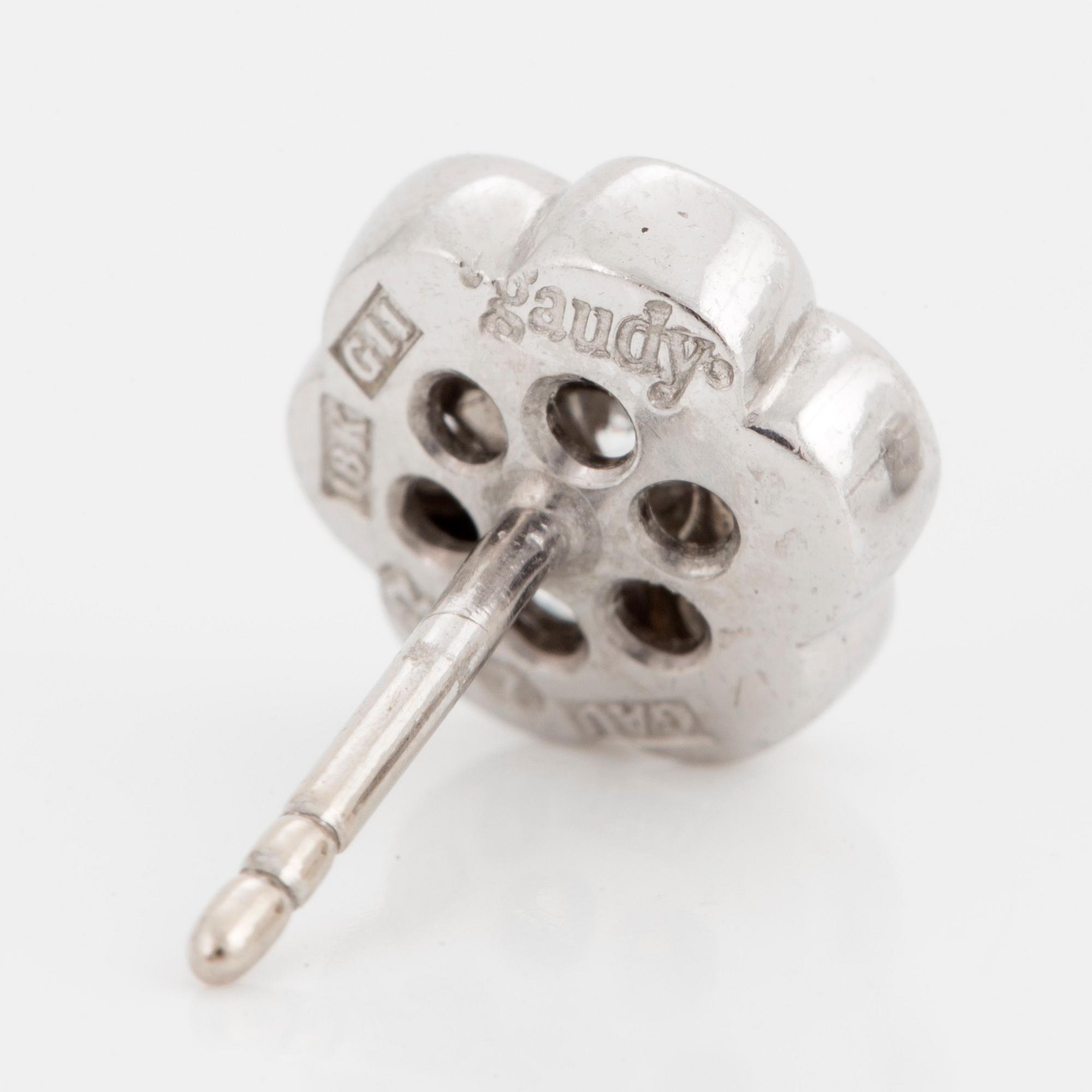 A Gaudy brilliant-cut diamond earrings.