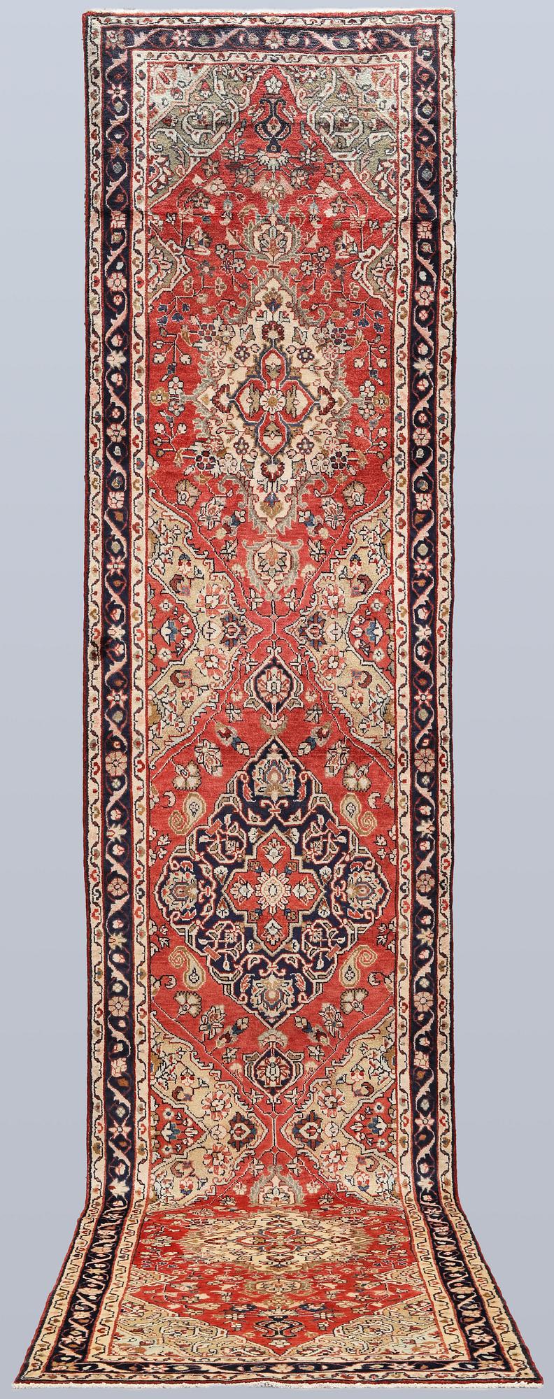 A Hamadan runner, approx. 530 x 116 cm.