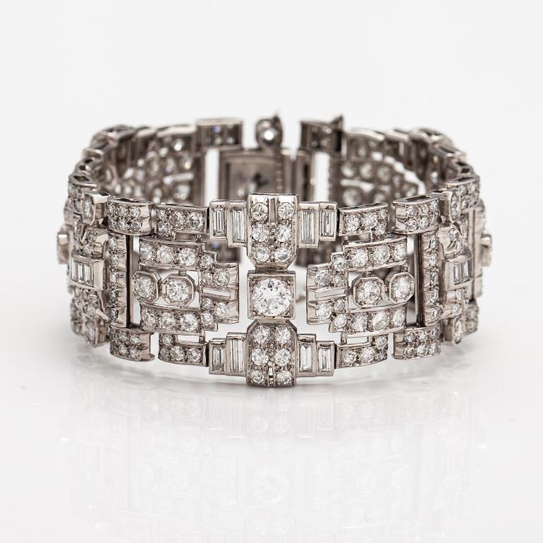 An art deco style platinum bracelet with diamonds ca. 17.85 ct in total.