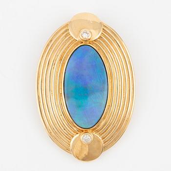 Hänge, 18K guld med svart opal med små briljantslipade diamanter.