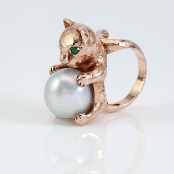 RING, 14K roséguld, south sea pärla och smaragder.
