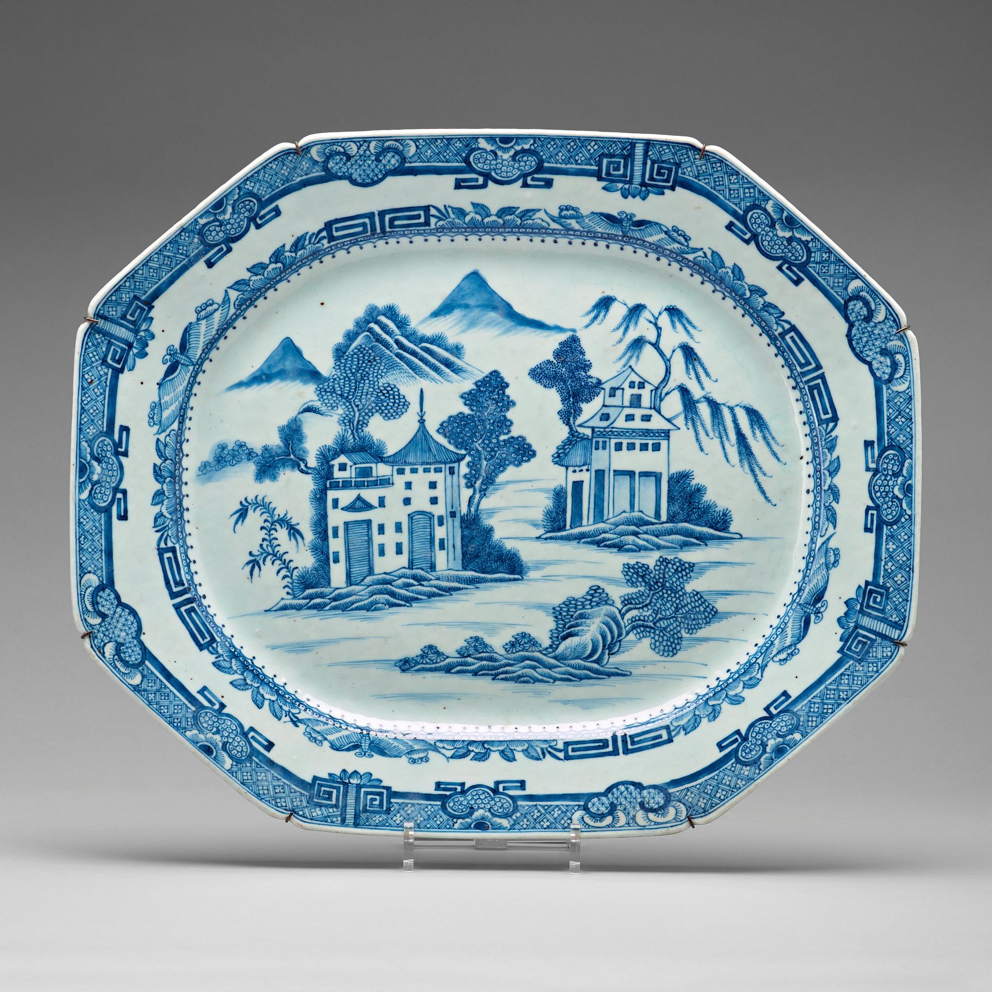A blue and white serving dish, Qing dynasty, Qianlong (1736-95).
