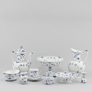 KAFFESERVISDELAR, 35 delar, "Musselmalet", Royal Copenhagen, 1900-talets andra hälft.