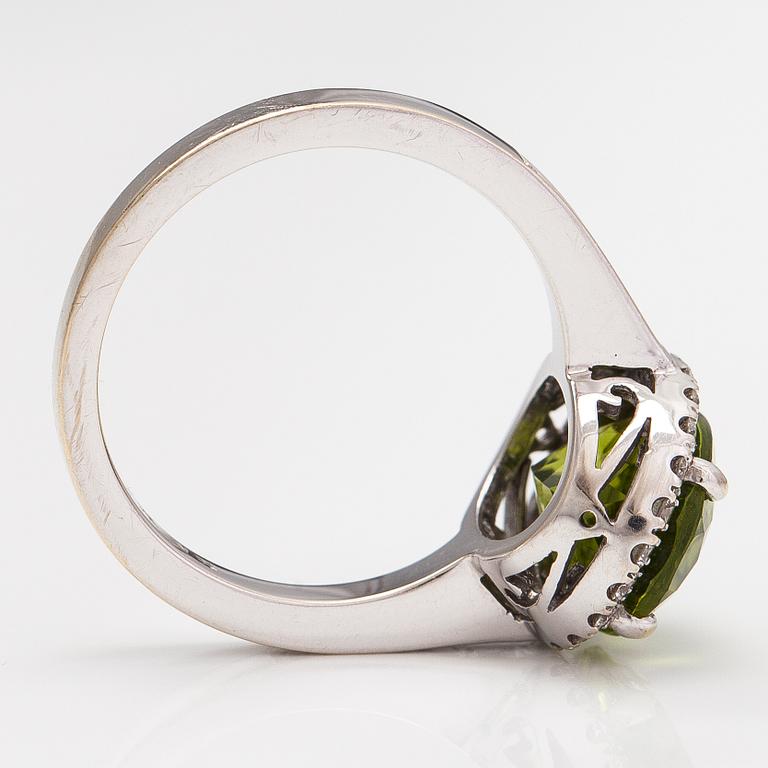 Max Prus, sormus, 18K valkokultaa, timantteja n. 0.48 ct yht ja peridootti.