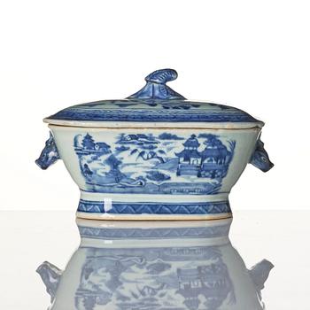 A Chinese blue and white porcelain service, 16 pieces, Qing dynasty, Qianlong (1736-95).