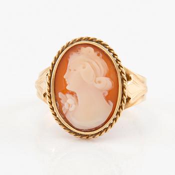 Ring 18K guld med skuren snäckskalskamé, Albin Sandberg Bjärnum 1947.